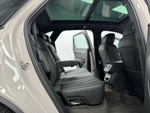 Used 2019 Bentley Bentayga AWD/4WD image 40