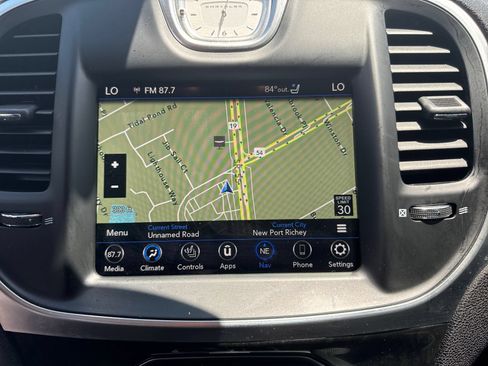 Used 2018 Chrysler 300 Limited RWD image 18
