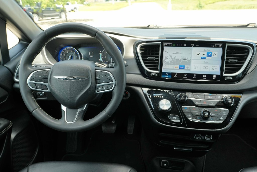 Used 2025 Chrysler Pacifica Select FWD image 29