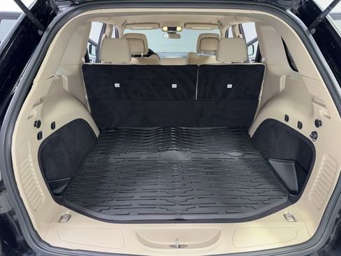 Used 2019 Jeep Grand Cherokee Laredo AWD/4WD image 27