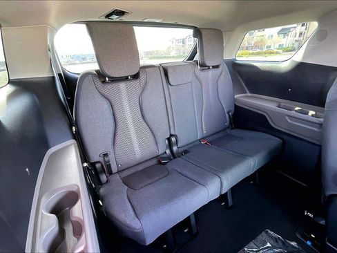 Used 2025 Kia Carnival LX image 26