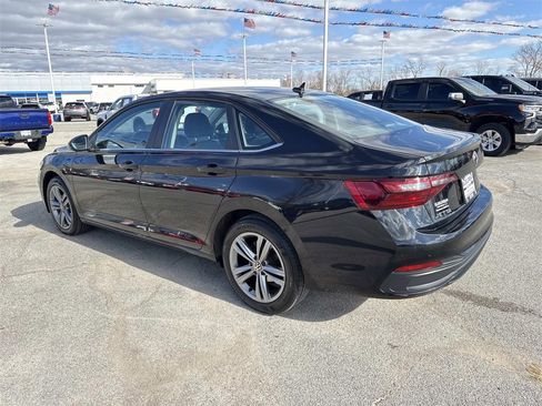 Used 2024 Volkswagen Jetta SE image 3