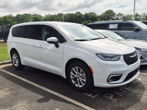 Used 2023 Chrysler Pacifica Touring-L AWD/4WD image 2
