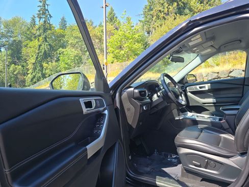 Used 2021 Ford Explorer XLT w/ Equipment Group 202A AWD/4WD image 22