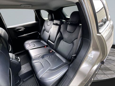 Used 2019 Jeep Cherokee Limited AWD/4WD image 27
