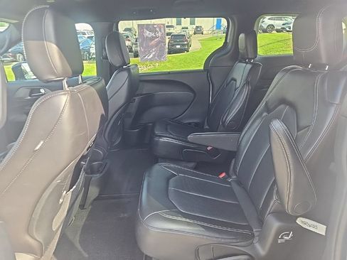 Used 2025 Chrysler Pacifica Select FWD image 9