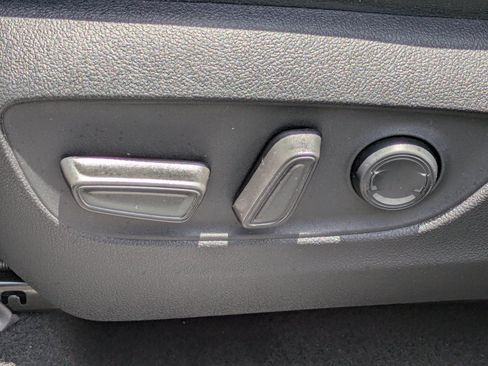 Used 2021 Toyota Highlander XLE FWD image 18