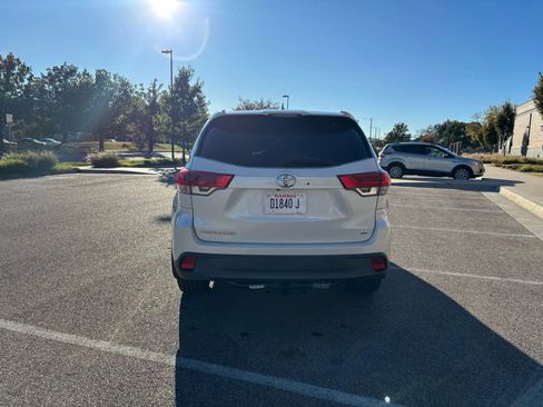 Used 2017 Toyota Highlander SE image 6