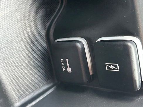 Used 2025 Chrysler Pacifica Limited FWD image 26
