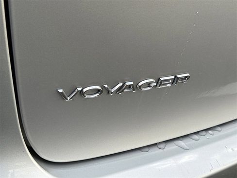 Certified 2023 Chrysler Voyager LX image 9