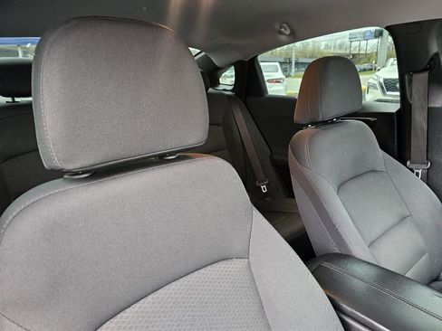 Used 2017 Chevrolet Malibu LT image 38