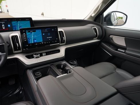 Used 2025 Ford Expedition Active AWD/4WD image 21