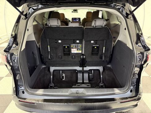 Used 2024 Toyota Sienna LE image 4
