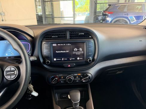 Used 2025 Kia Soul LX w/ LX Technology Package FWD image 17
