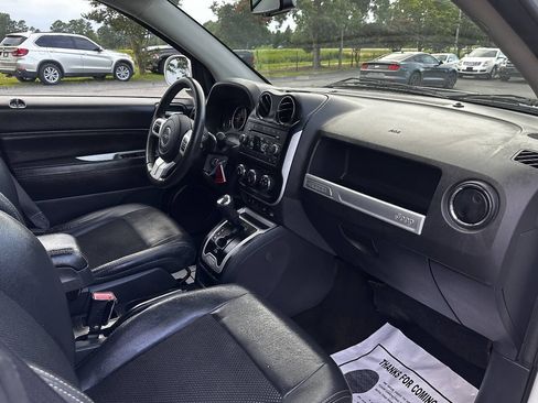 Used 2016 Jeep Compass Latitude FWD image 25