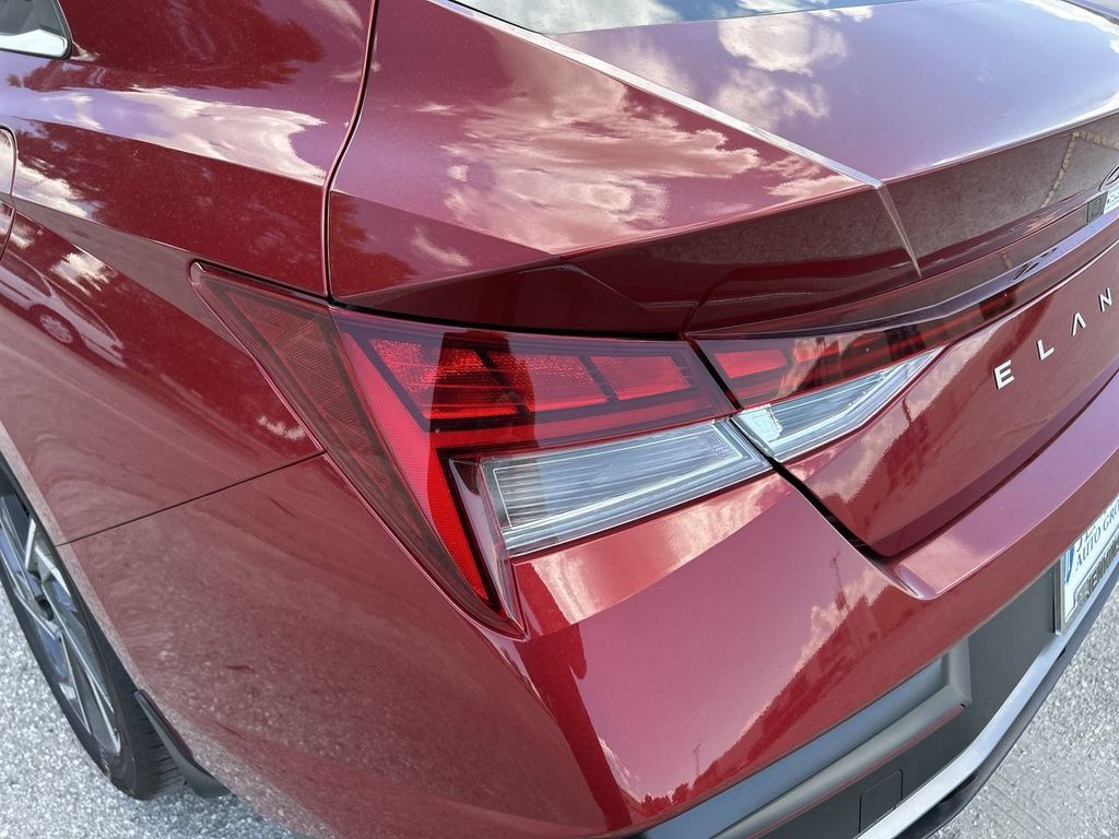 New 2025 Hyundai Elantra Limited FWD image 17