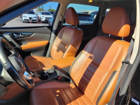 Used 2018 Nissan Rogue SL w/ Premium Package image 19