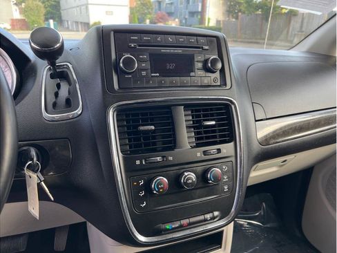Used 2016 Dodge Grand Caravan American Value Package w/ UConnect Hands-Free Group image 8