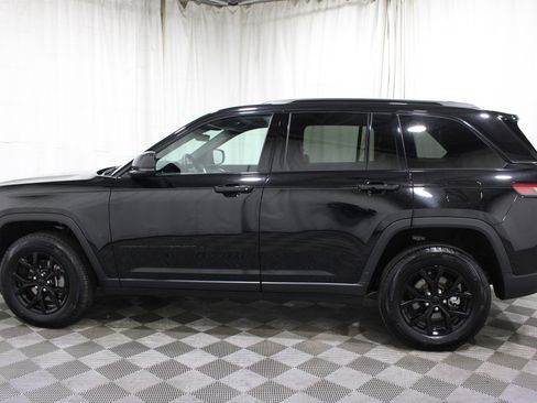 Used 2025 Jeep Grand Cherokee Altitude AWD/4WD image 32