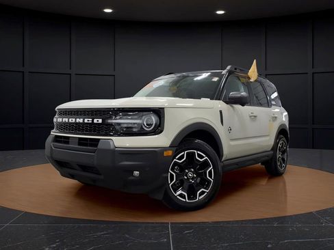 Certified 2025 Ford Bronco Sport Outer Banks w/ Outer Banks Tech Package+ AWD/4WD image 3