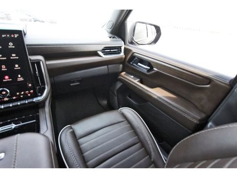 Used 2025 GMC Yukon Denali Ultimate AWD/4WD image 10