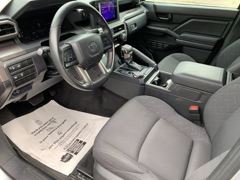 Used 2024 Toyota Tacoma SR5 w/ SR5 Upgrade Package AWD/4WD image 11