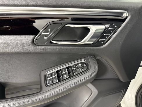Certified 2023 Porsche Macan AWD/4WD image 33