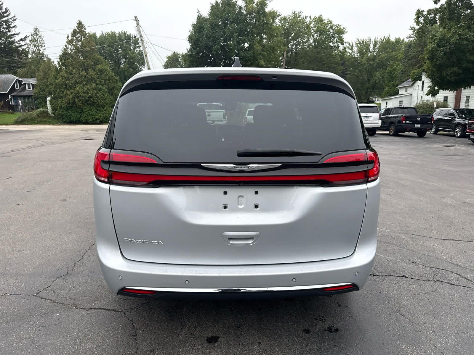 Used 2023 Chrysler Pacifica Touring FWD image 4