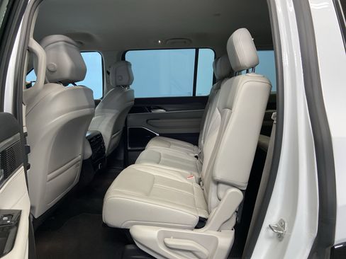 Used 2024 Jeep Wagoneer Series II w/ Flexible Seating Group image 29