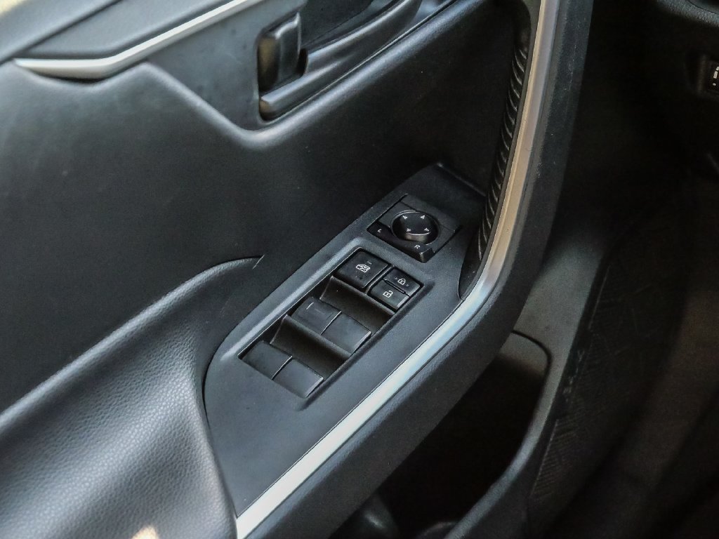 Used 2019 Toyota RAV4 LE AWD/4WD image 28