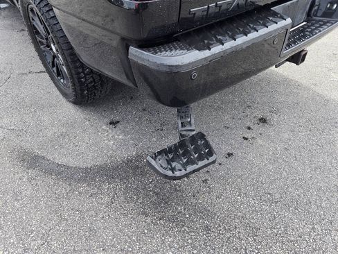 Used 2019 Nissan Titan SV w/ SV Convenience Package AWD/4WD image 8