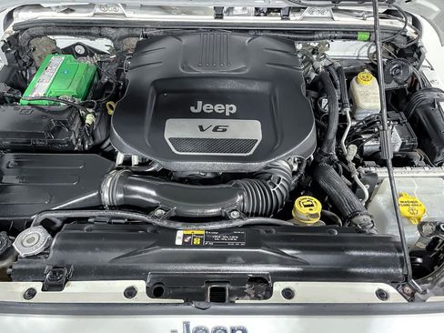 Used 2018 Jeep Wrangler Unlimited Rubicon w/ Connectivity Group image 31