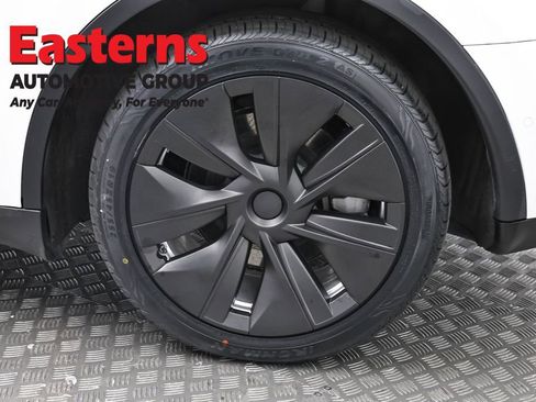 Used 2022 Tesla Model Y Long Range AWD/4WD image 27