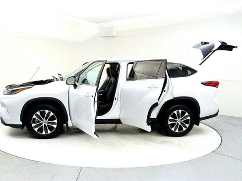 Certified 2022 Toyota Highlander XLE image 10