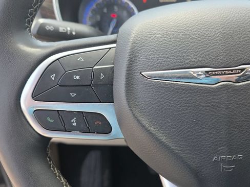 Used 2023 Chrysler Pacifica Limited FWD image 16