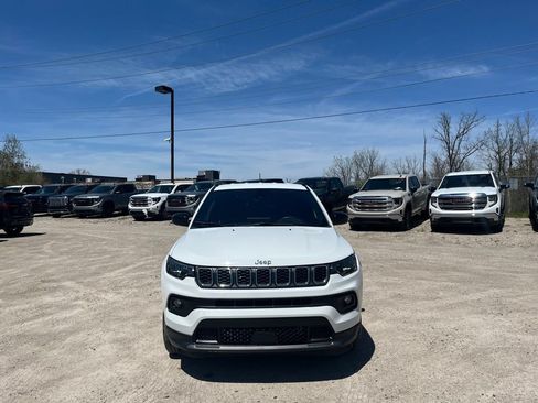 Used 2024 Jeep Compass Latitude AWD/4WD image 3