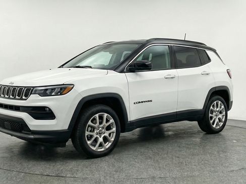 Used 2025 Jeep Compass Limited AWD/4WD image 3