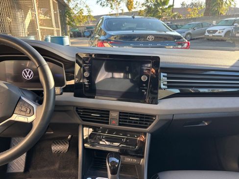 Used 2025 Volkswagen Jetta SE image 18
