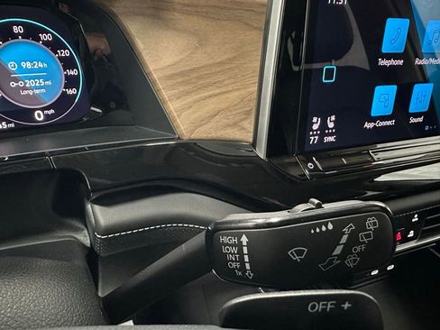 Used 2025 Volkswagen Atlas SE image 22