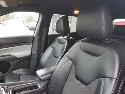 Used 2023 Jeep Compass Latitude image 13