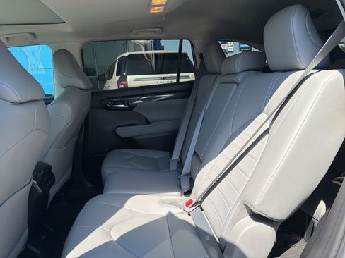 Used 2023 Toyota Highlander XLE image 9