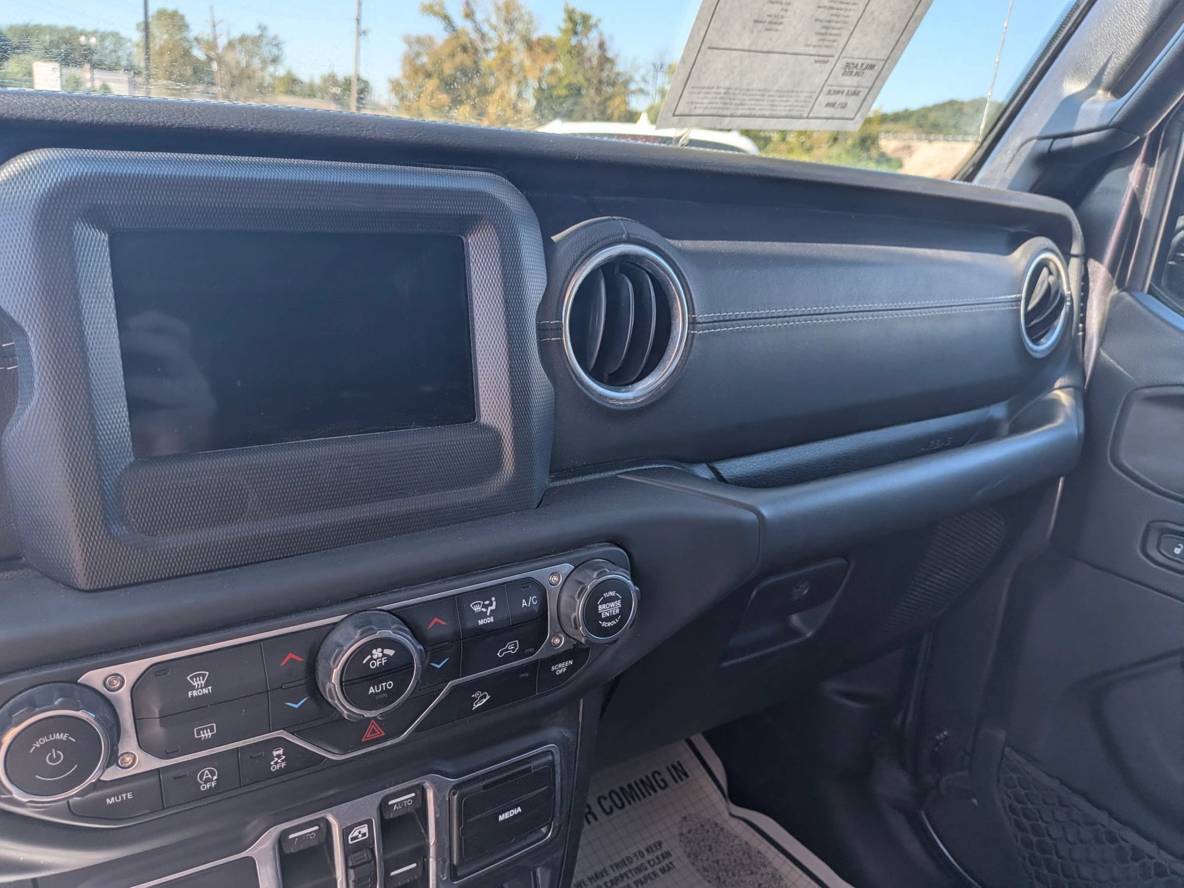 Used 2018 Jeep Wrangler Unlimited Sahara AWD/4WD image 26