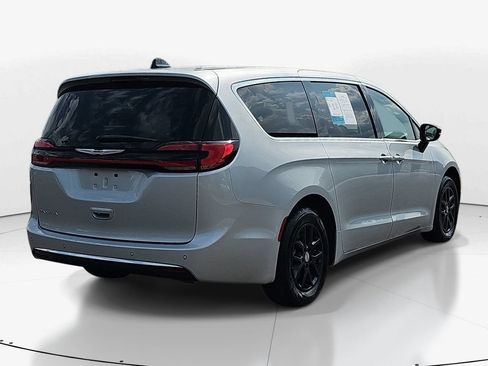 Used 2024 Chrysler Pacifica Touring-L FWD image 6