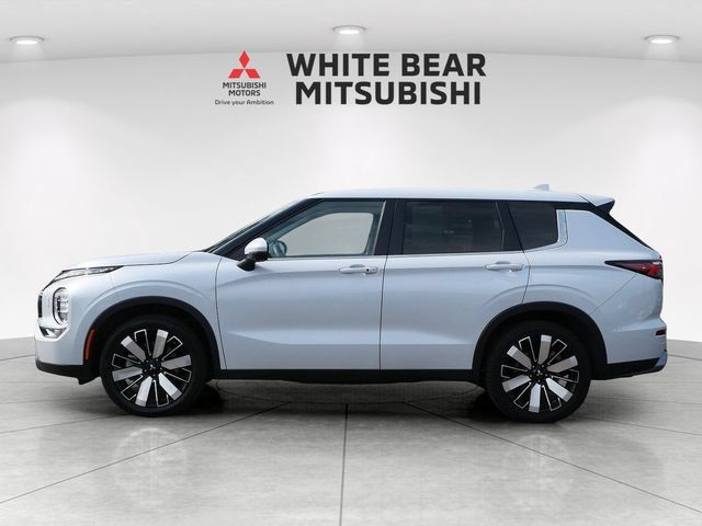 Used 2025 Mitsubishi Outlander AWD image 3