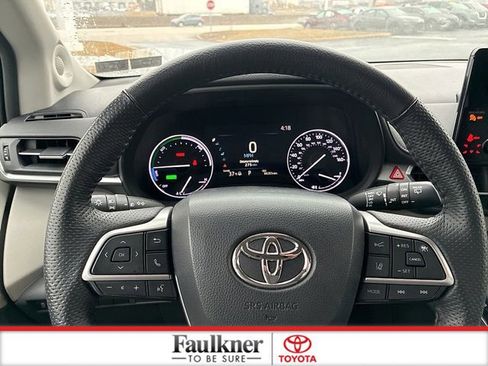 Used 2021 Toyota Sienna Limited image 29