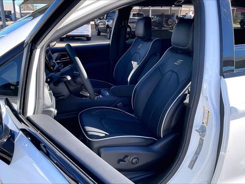 New 2026 Chrysler Pacifica Limited w/ S Appearance Package image 9