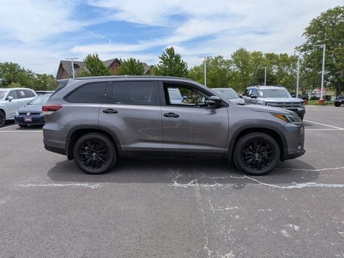 Used 2019 Toyota Highlander SE w/ Nightshade Edition AWD/4WD image 4