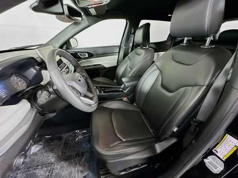 Certified 2025 Jeep Compass Limited image 31