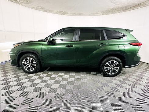 Used 2023 Toyota Highlander XLE FWD image 6