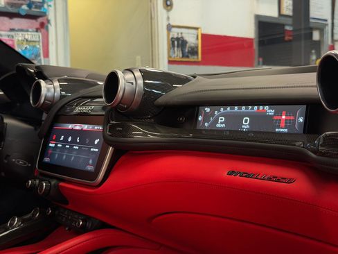Used 2018 Ferrari GTC4Lusso AWD/4WD image 30